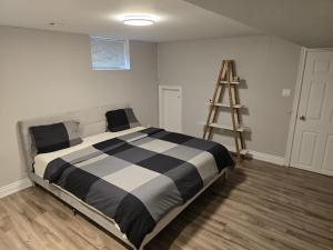 Cozy 2 Bedroom Suite - near Bayview & Steeles & Finch Station