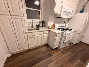 Spacious 2BR Getaway Easy Access to NYC & Newark