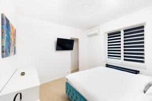 Central Modern 2BR