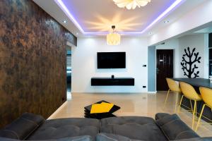 Central Modern 2BR