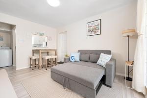 Modern Maxwell Apt near Beach & Gap