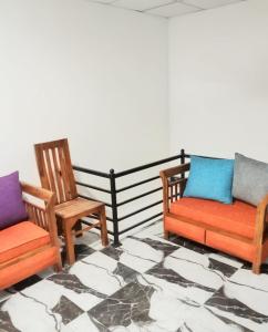 Paragone Home Stay Modern 3BR Apartment Style Home AC 5 Min to Enderamulla Station 15 Minute Train Ride to Colombo