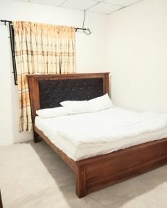 Paragone Home Stay Modern 3BR Apartment Style Home AC 5 Min to Enderamulla Station 15 Minute Train Ride to Colombo