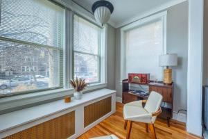 Modern 2BR Avondale with Free Parking Near CTA