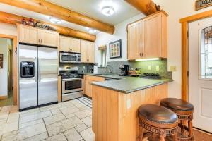 2 Cabins Sleeps 17 Ping Pong Gas Fire Pit & BBQ