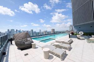 3006 New Luxury High Floor Near Metro & Bright