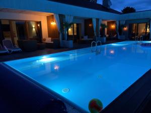 Bryza Morska Ferienhaus zur Alleinnutzung mit Swimmingpool Sauna Whirlpool und mit Garten