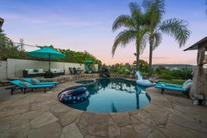 Entire Private House with Hot Tub, King Bed, Garage, Grand View, 3 Bedrooms 3 Bathrooms, Available Now