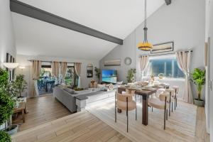 Entire Private House with Hot Tub, King Bed, Garage, Grand View, 3 Bedrooms 3 Bathrooms, Available Now