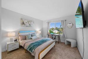 Entire Private House with Hot Tub, King Bed, Garage, Grand View, 3 Bedrooms 3 Bathrooms, Available Now