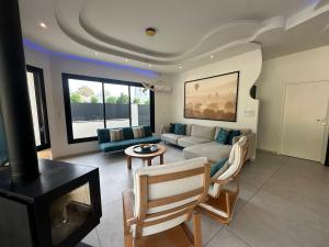 Grande maison avec jacuzzi - 25 personnes - WIFI