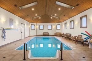 New Glasgow Pool House - Indoor Pool - Sleeps 14