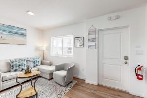 Condo in Marathon with waterfront pool, patio, & sundeck