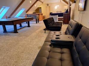 Large 4 Bdr 1 and half Baths with private Pool in Upscale Area