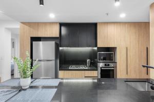Modern 2BR Apartment and Pool with South City Square