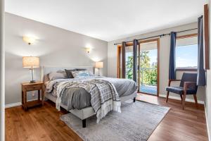 Cozy 3BD Retreat North Van Balcony Views