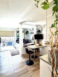Best Location Plaza del Charco, Pool and Views and strong Wi-Fi
