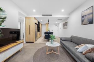 Modern 2BR Apartment and Pool with South City Square