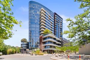 Designer 1b Apt NewActon ANU Lake Balcony Gym