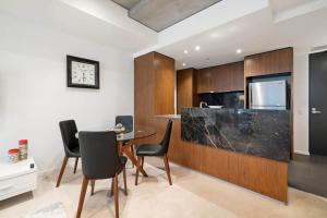 Designer 1b Apt NewActon ANU Lake Balcony Gym