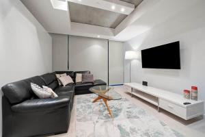 Designer 1b Apt NewActon ANU Lake Balcony Gym