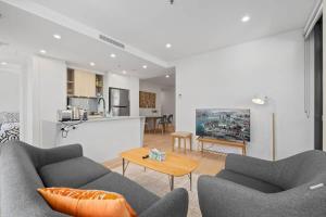 Canberra Central 2b2b with 2 Parkings across largest Mall Single Room room