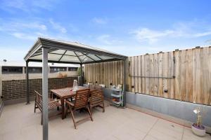 Modern Townhouse 2 bed 2 bath w Parking B