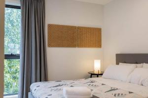 Modern Townhouse 2 bed 2 bath w Parking B