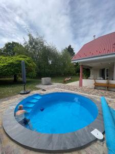 Magyar Tenger Pihenőház, for 2-8 person, 105 m2, garden, pool, free parking, 5 min from the Lake, Balatonakarattya