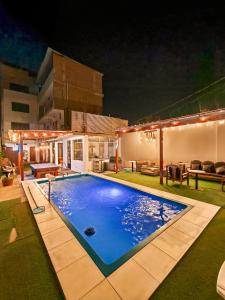 CASA HOSPEDAJE RICARDO PALMA con PISCINA