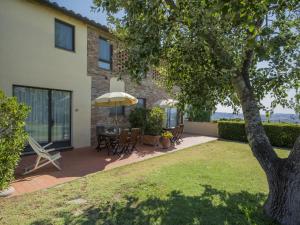 Flat with shared pool and air conditioning