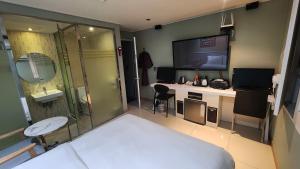 Sixty Hotel