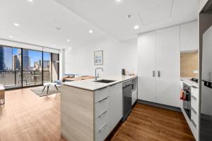 9th Floor Brisbane Retreat - River Views with parking
