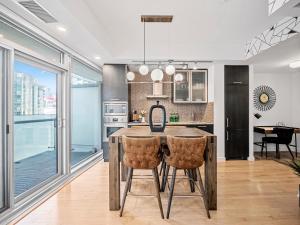 Aqualina Suites - Downtown Toronto, Opposite Scotiabank Arena, CN Tower, Rogers Centre & MTCC
