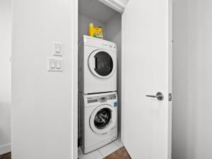 Aqualina Suites - Downtown Toronto, Opposite Scotiabank Arena, CN Tower, Rogers Centre & MTCC