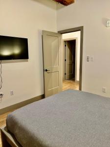 Brick & Bed Loft - City Views - Convention Center, G403