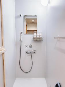 Near the station, 6-minute walk, entire first floor available, high-speed Wi-Fi, convenient for sightseeing and shopping, direct access to Tokyo Tower, the Imperial Palace, and Tokyo Dome