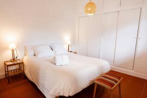ApartmentsTamariu5 Cozy Retreat with Terrace