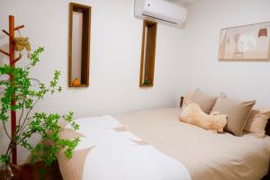 Walking distance to Osaka Castle Park Located in Osakas residential area 3-5 minutes on foot to the station Direct access to Shinsaibashi and Tsūtenkaku 2 toilet and 2 bathrooms