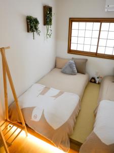 Walking distance to Osaka Castle Park Located in Osakas residential area 3-5 minutes on foot to the station Direct access to Shinsaibashi and Tsūtenkaku 2 toilet and 2 bathrooms
