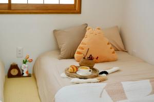 Walking distance to Osaka Castle Park Located in Osakas residential area 3-5 minutes on foot to the station Direct access to Shinsaibashi and Tsūtenkaku 2 toilet and 2 bathrooms