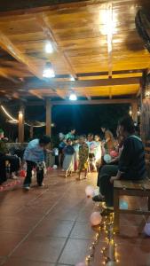Nhà Gỗ Cạnh Suối