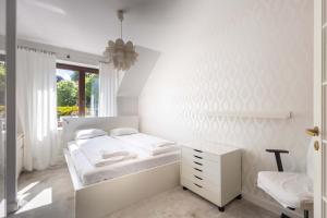 Family Home with a Beautiful Garden in Great Location by Noclegi Renters