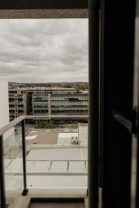 Newcastle Apartment Near Interchange w Pool, Gym & Parking