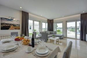 Elegant Panoramic Seaview Apartments