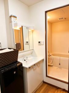 Hua HOTEL 3 minutes from Dobutsuen-mae station Tennoji business district Entire building Direct access to Namba Tsutenkaku within walking distance Maximum 7 people