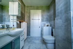 Spacious 4-Bedroom Family Apartment in a Serviced Building - Central Location, Elevator & 2 Bathrooms