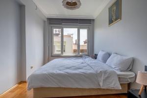 Spacious 4-Bedroom Family Apartment in a Serviced Building - Central Location, Elevator & 2 Bathrooms