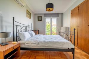 Spacious 4-Bedroom Family Apartment in a Serviced Building - Central Location, Elevator & 2 Bathrooms