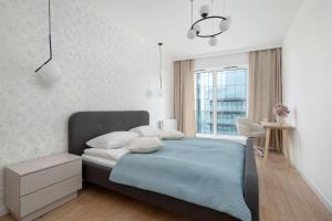 Stylowy Apartament na 17 Piętrze z Klimatyzacją i Miejscem Parkingowym we Wrocławiu by Noclegi Renters